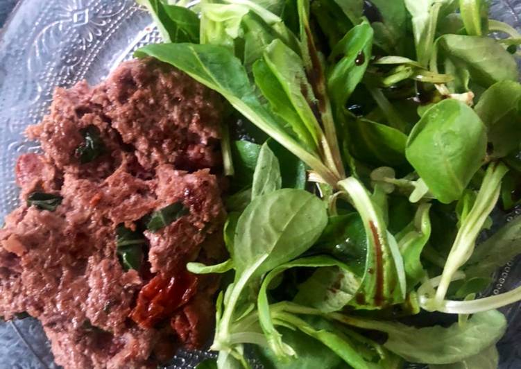 Maniere simple a Preparer Rapide Steak haché tomates confites, basilic et pignons de pain