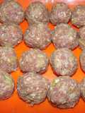 Albóndigas turcas sobre arroz con salsa de yogur