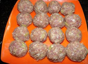 Una foto de Albóndigas turcas sobre arroz con salsa de yogur