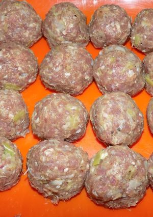 Una foto de Albóndigas turcas sobre arroz con salsa de yogur