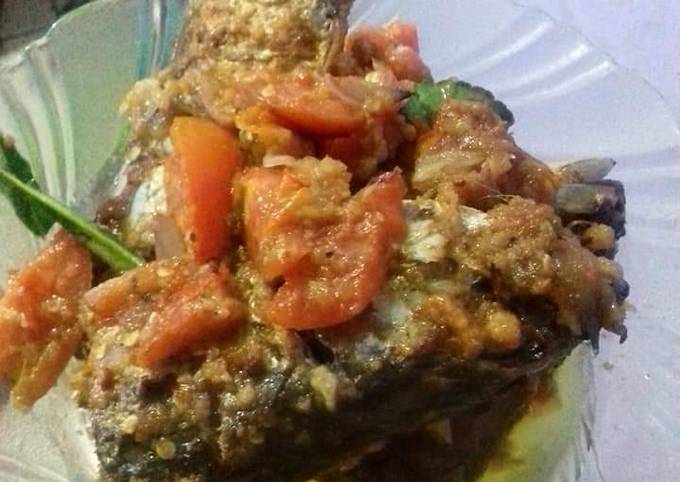 Ikan kembung goreng bumbu sambal kemiri