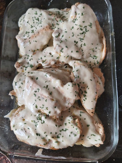 Una foto de Filetes de pechuga de pollo en salsa de queso