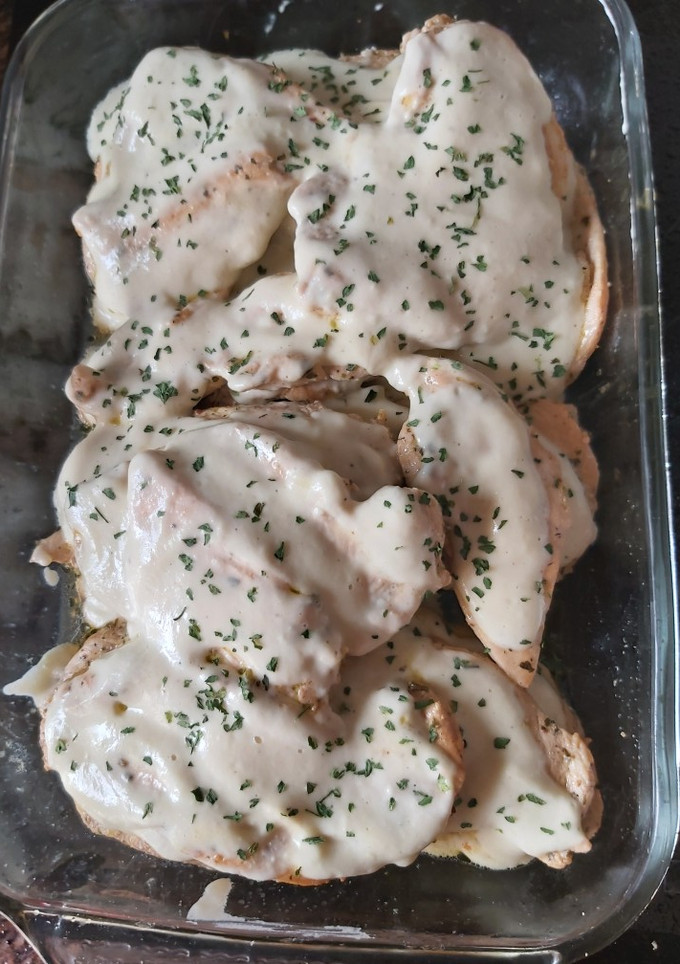 Una foto de Filetes de pechuga de pollo en salsa de queso