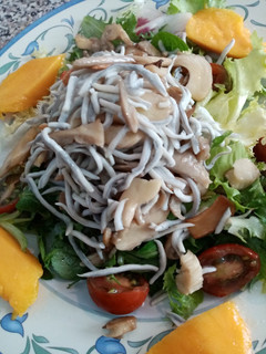 Una foto de Ensalada de gulas templadas y mango