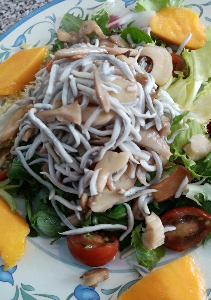 Una foto de Ensalada de gulas templadas y mango