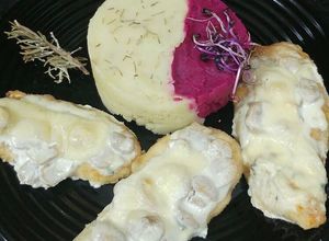 Foto principal de Pollo fileteado con puré de patatas y remolacha