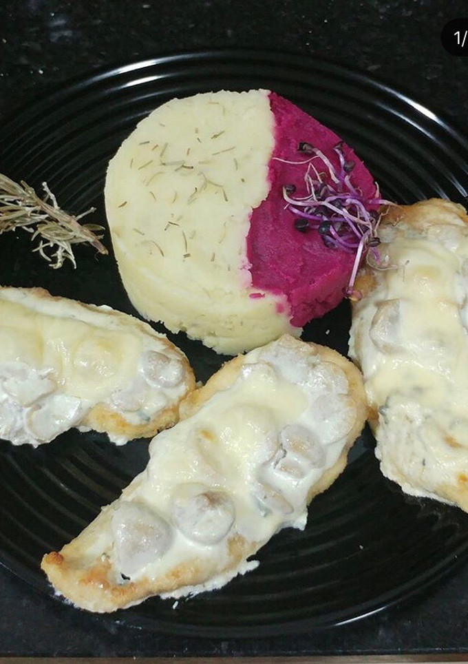 Una foto de Pollo fileteado con puré de patatas y remolacha