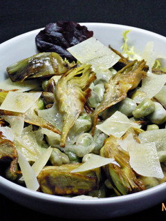 Una foto de Ensalada templada de alcachofas, habitas y queso