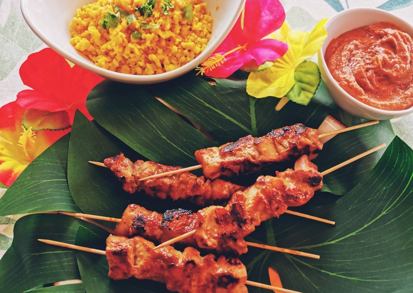 Satay de pollo con salsa de cacahuete y arroz de coliflor