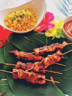 Una foto de Satay de pollo con salsa de cacahuete y arroz de coliflor