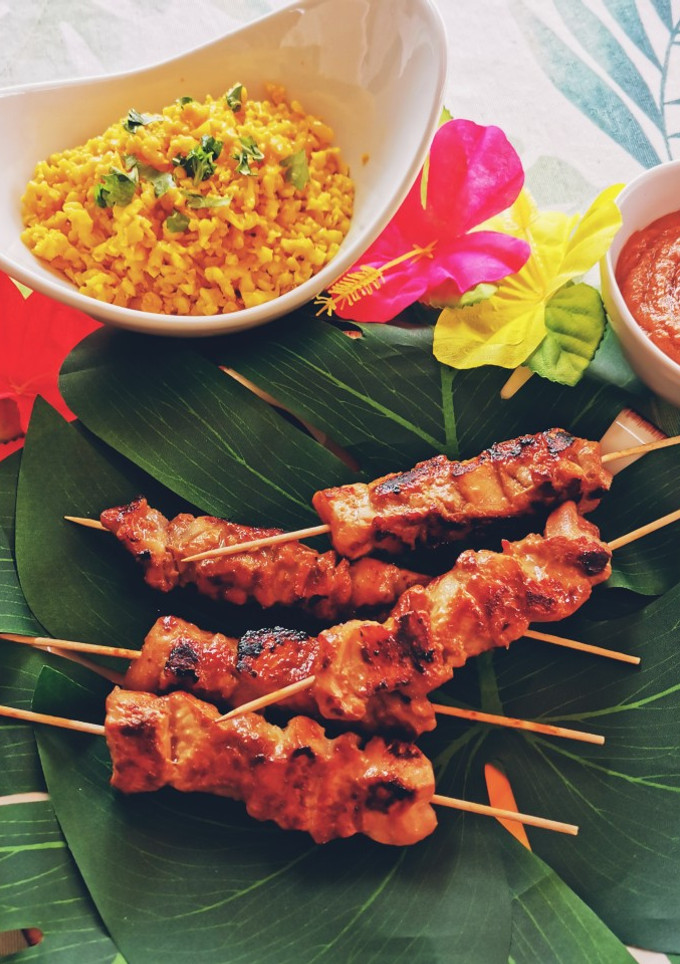 Una foto de Satay de pollo con salsa de cacahuete y arroz de coliflor