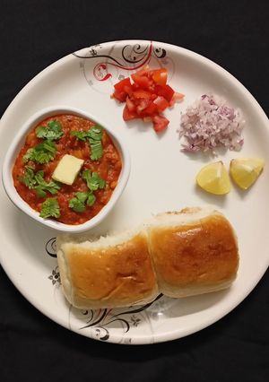 પાઉં ભાજી (Pav Bhaji Recipe In Gujarati) રેસીપી મુખ્ય ફોટો