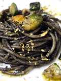 Espaguetis con tinta, y gambas con calabacín