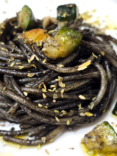 Una foto de Espaguetis con tinta, y gambas con calabacín