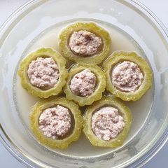 A picture of Stuffed bittermelon with mince pork.