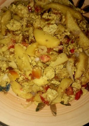 A picture of Potatoes with Scrambled eggs.