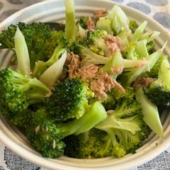 A picture of Broccoli and tuna warm salad.