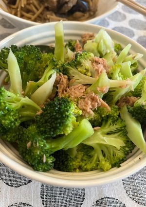 A picture of Broccoli and tuna warm salad.