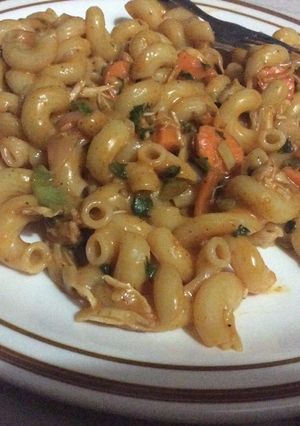 A picture of Vege and chicken pasta.