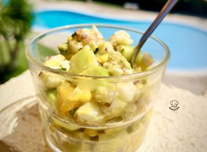 Una foto de Ceviche de gambón con aguacate y naranja