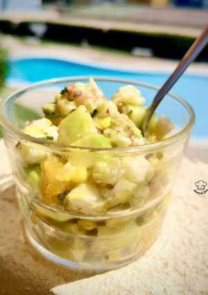 Una foto de Ceviche de gambón con aguacate y naranja