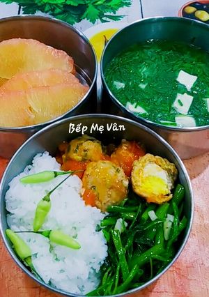Hình của món Hộp Cơm Vui Vẻ 2(Rau muống xào tỏi,thịt viên sốt...).
