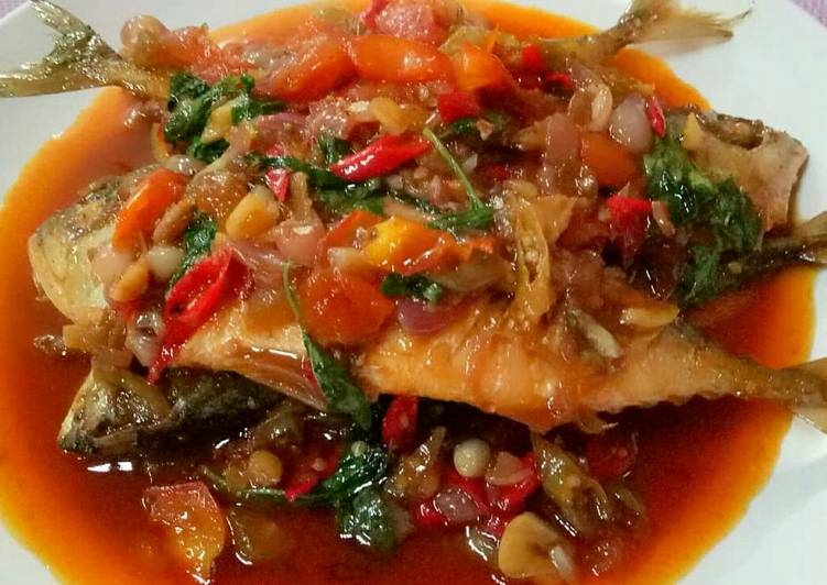 Cara Gampang Membuat Ikan Kembung bumbu kemangi yang Sempurna
