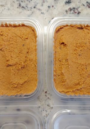 Una foto de Hummus de garbanzos y tomates secos