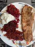 Rote Beete Puffer mit Kalbsschnitzel und Frühlingsquark
