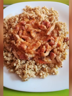 Borsos tokány tarhonyával recept fotója