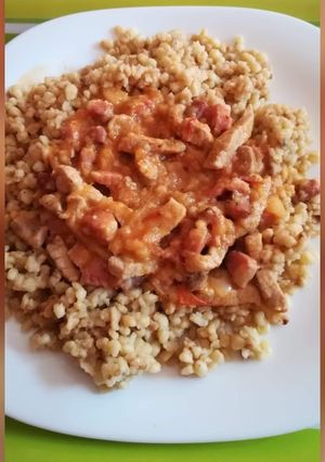 Borsos tokány tarhonyával recept fotója
