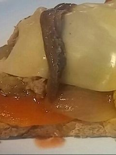 Una foto de Montadito anchoas y verduras