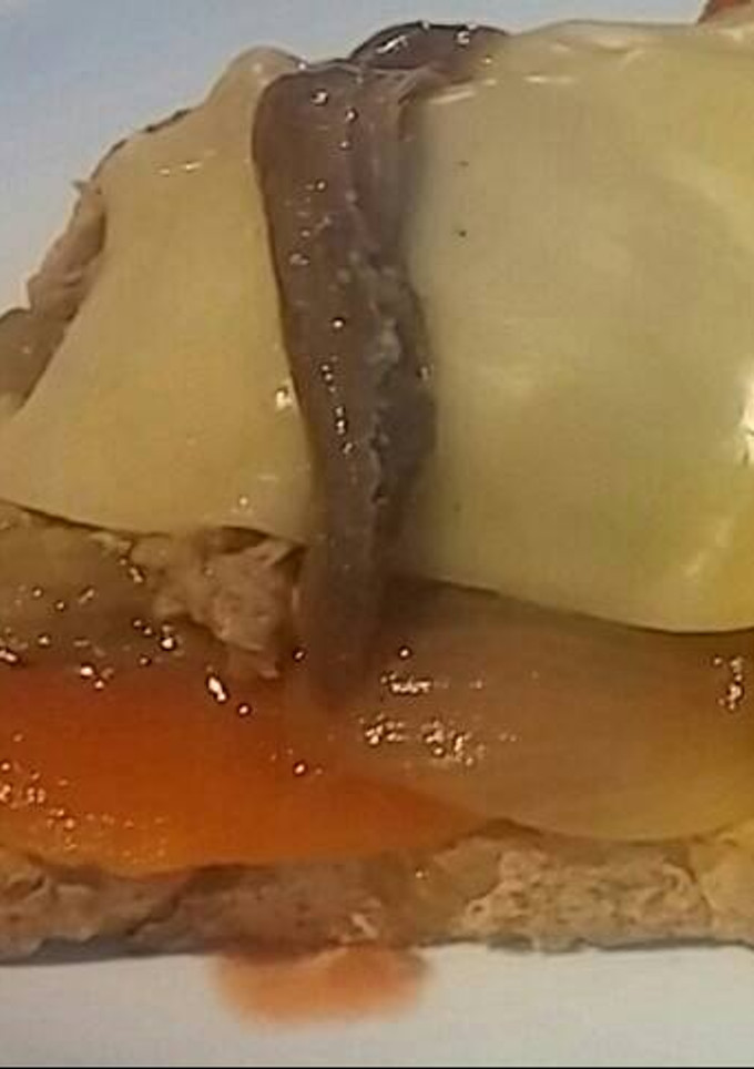 Una foto de Montadito anchoas y verduras