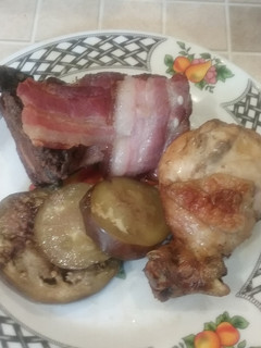 Una foto de Pollo marinado con salsa Worcester en cama de berenjenas