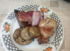Una foto de Pollo  marinado con salsa Worcester en cama de berenjenas