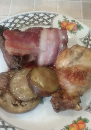 Una foto de Pollo  marinado con salsa Worcester en cama de berenjenas