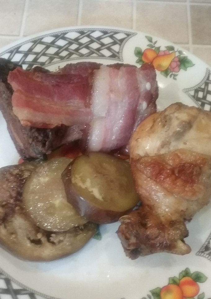 Una foto de Pollo  marinado con salsa Worcester en cama de berenjenas
