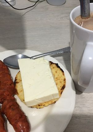 Una foto de Cena de chorizo con arepa