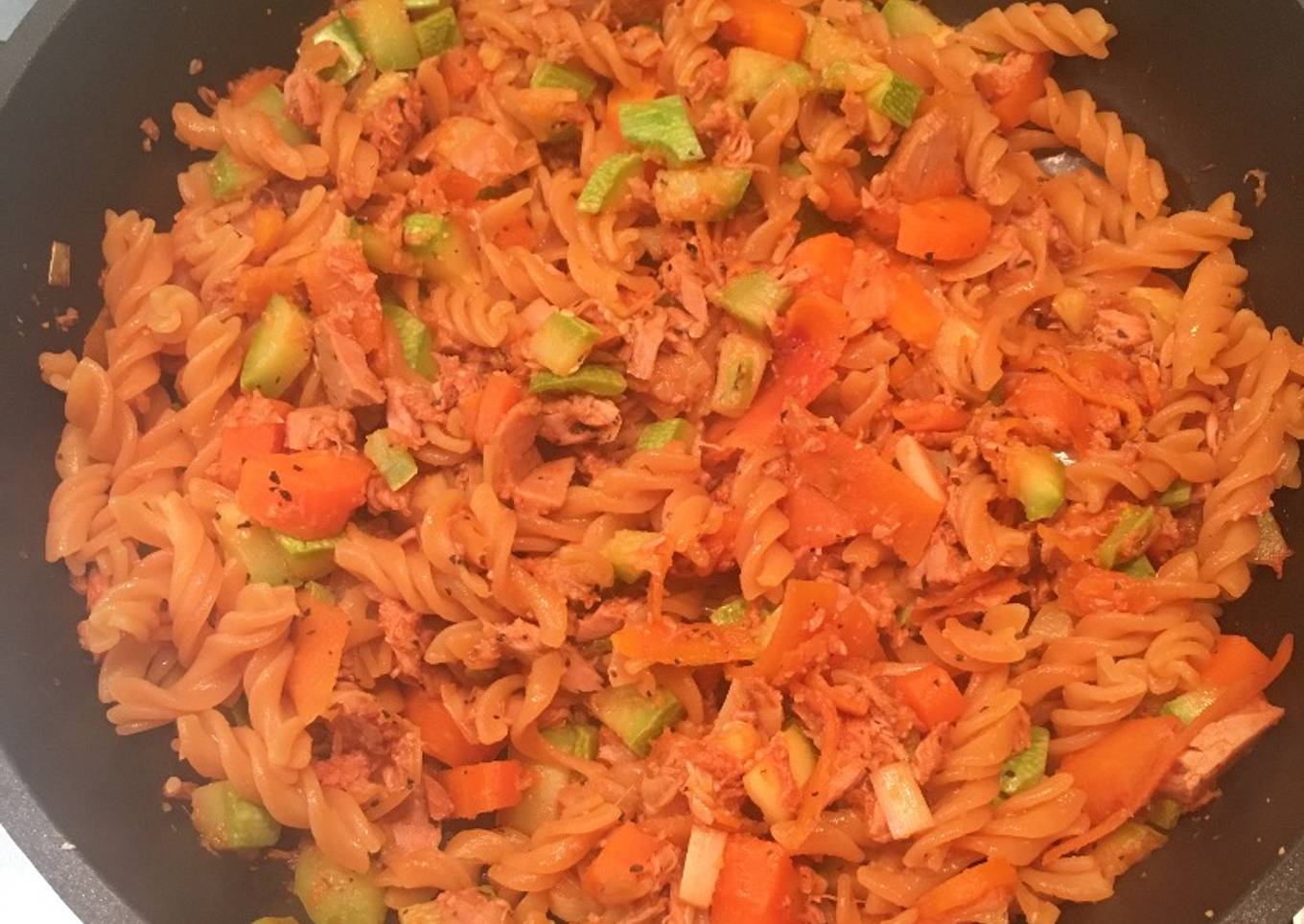 Pasta de lenteja roja con verduras & atún