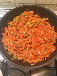 Una foto de Pasta de lenteja roja con verduras & atún
