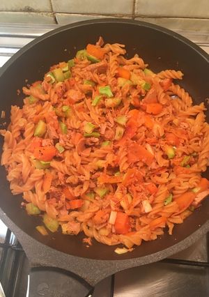 Una foto de Pasta de lenteja roja con verduras & atún