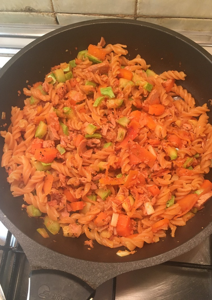Una foto de Pasta de lenteja roja con verduras & atún