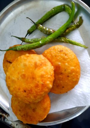 मटार कचोरी (Matar Kachori Recipe In Marathi) रेसिपी चे मुख्य फोटो 
