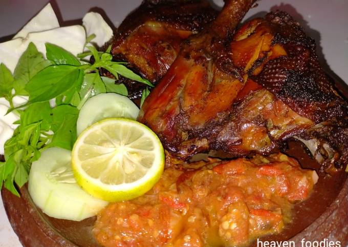 Resep Ayam Ungkep Bumbu Hitam Resep Ayam Ungkep Bumbu Hitam