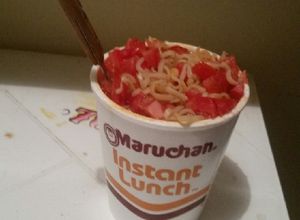 Una foto de Maruchan con jitomate