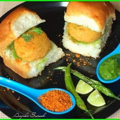 A picture of Aloo Baingan Vada Pav !.