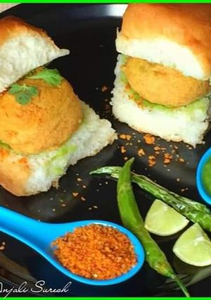 A picture of Aloo Baingan Vada Pav !.