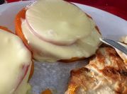 Una foto de pollo horno queso