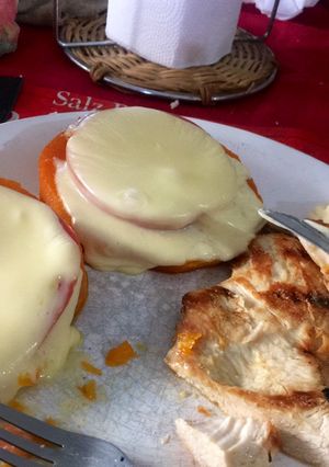 Una foto de Zapallo al horno con tomate y queso y pechuga de pollo
