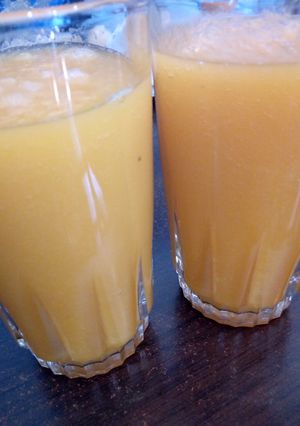 Una foto de Papaya surtido con mango y miel